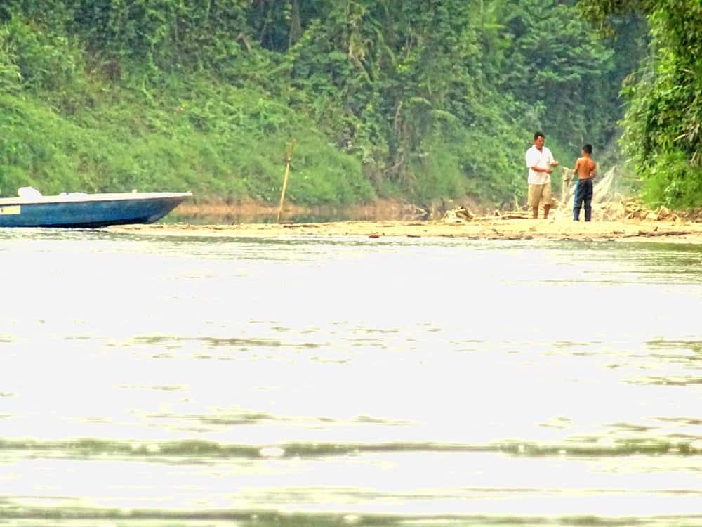 Ein Fischer am Fluss Sungai Tembeling