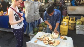 Auf dem Fischmarkt in KK kann man sich für wenig Geld eine frische Kokosnuss aufschneiden lassen