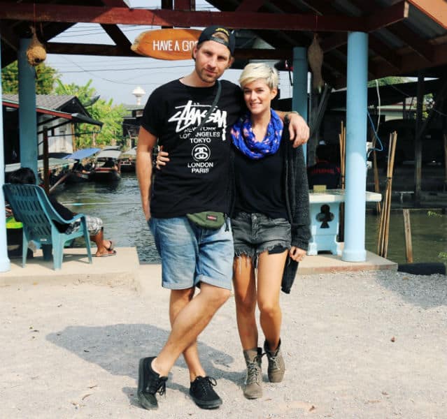 Mein Mann und ich am Eingangstor zu den Schwimmenden Märkten von Thailand