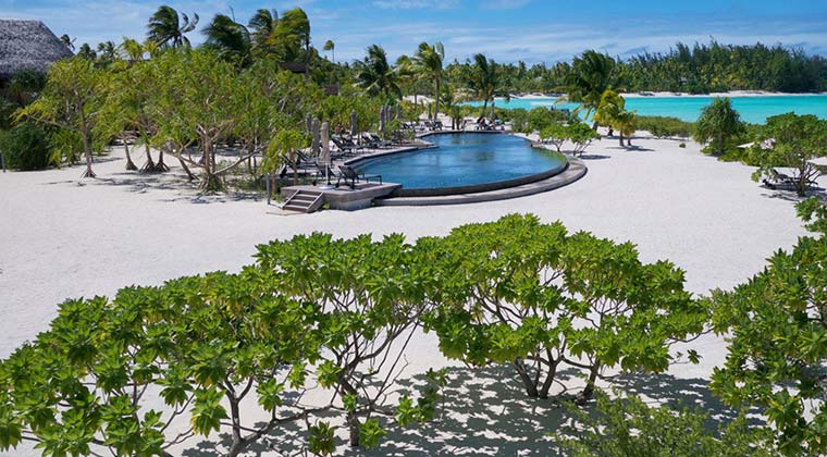 Der Pool mit Sonnenterrasse im Hotel The Brando in Tetiaroa, Französisch-Polynesien.
