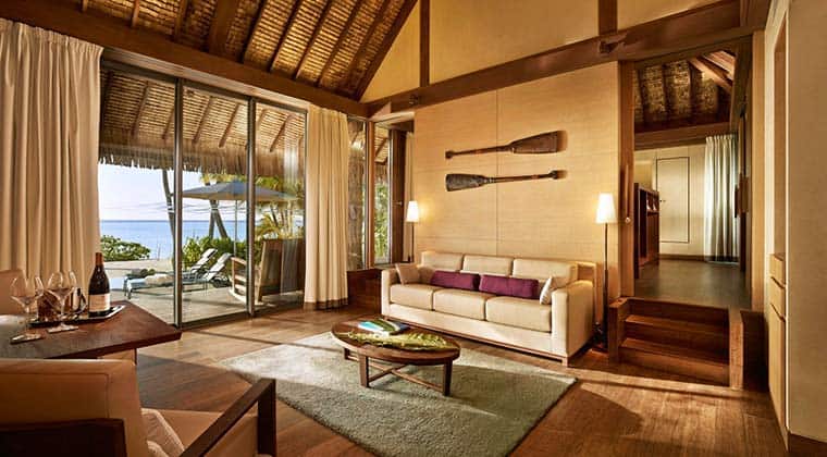 Die One Bedroom Villa des Hotels The Brando in Tetiaroa, Französisch-Polynesien befindet sich direkt am Meer, umgeben von Natur.