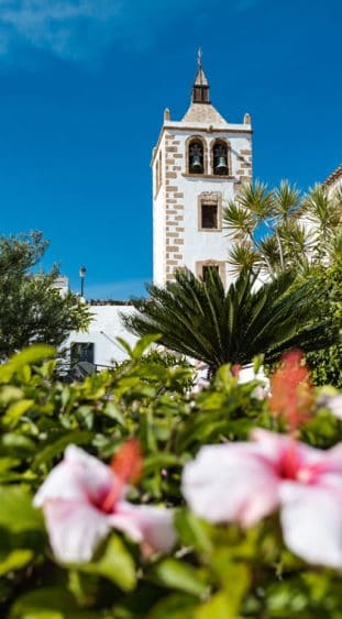 Glockenturm der Kirche Santa Maria de Betencuria in Betancuria auf der Kanaren Insel Fuerteventura.