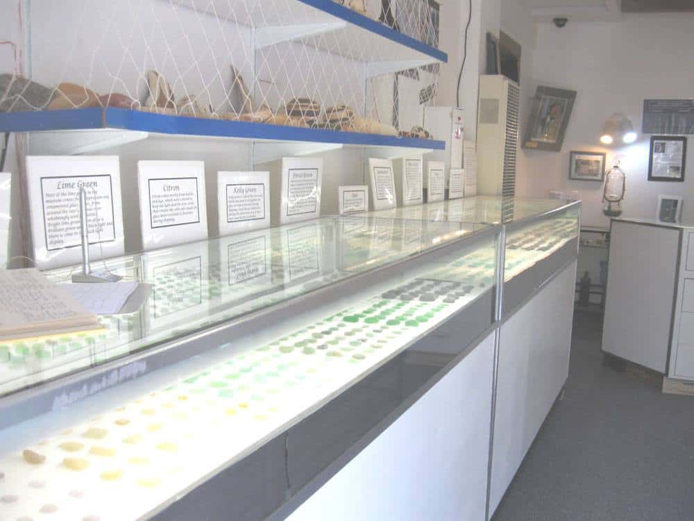 Im Glass Beach Museum stellt Capt. Cass seine Fundstücke aus