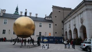 Die Riesen-Skulptur von Stephan Balkenhol befindet sich direkt neben dem Salzburger Christkindlmarkt