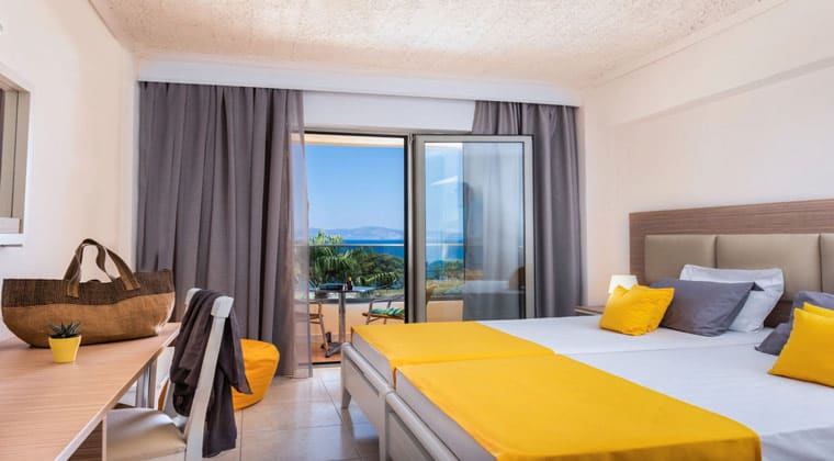 Blick in den hellen und freundlichen Double Room des TUI SUNEO Niriides Beach Hotels in Psalidi auf der Insel Kos in Griechenland