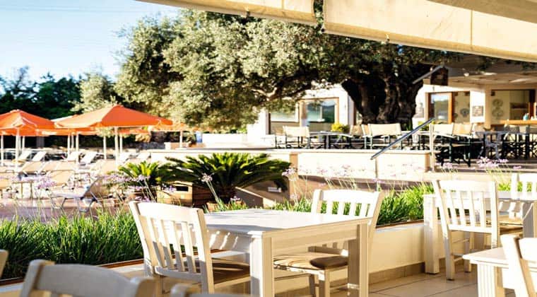 Blick auf die Terrasse des Restaurants Aktaion TUI SUNEO Althea Village in Kato Daratso in Griechenland auf der Insel Kreta