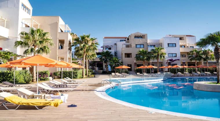 Der Pool mit Sonnendeck und Liegestühlen im Hotel TUI SUNEO Althea Village in Kato Daratso in Griechenland auf der Insel Kreta