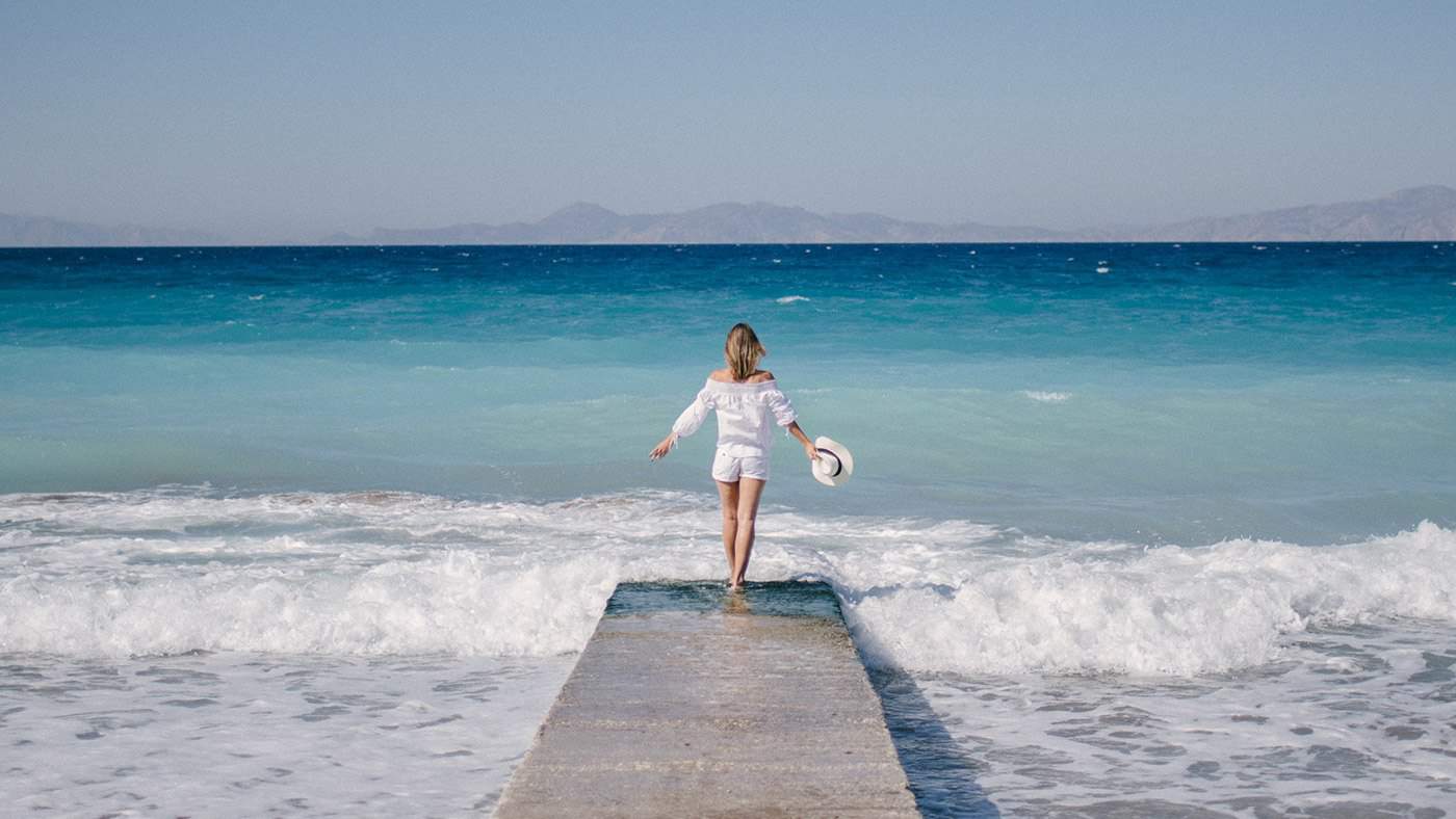 Catharina Sofie Hering von stylishtravel entdeckt den wunderschönen Strand auf Rhodos (fotografiert von Alexandra Kryanewa)