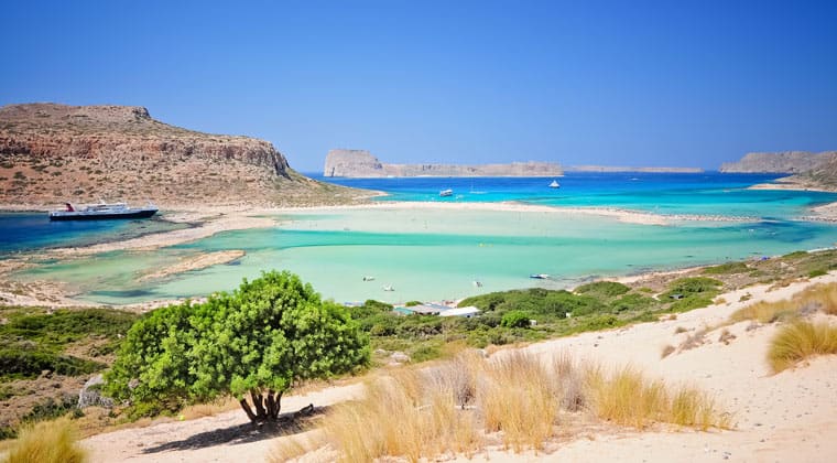 Ausblick auf den Strand und die blaue Lagune von Balos Beach an der Westküste Kretas