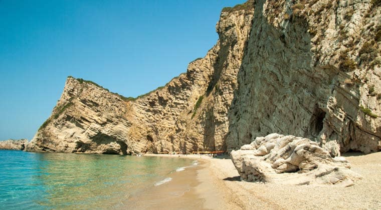 Beeindruckende Felsen dominieren den schönen Strand Paradise Beach auf der Insel Korfu.