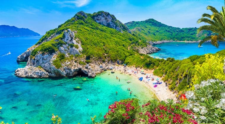 In wunderschöner Natur, umgeben von grünen Hügeln, der Strand Porto Timoni auf der Insel Korfu