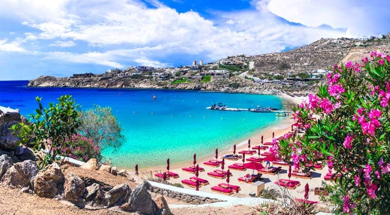 Blick auf den wunderschönen Strand Paradise Beach auf Mykonos. Bekannt für seine legendären Partys.