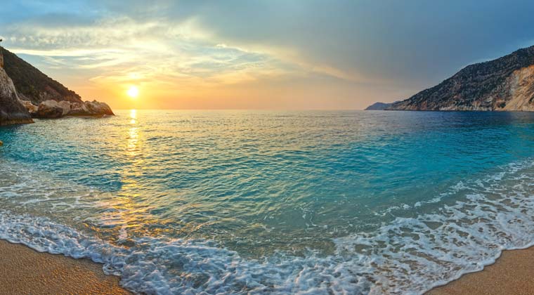 Sonnenuntergang am wunderschönen Myrtos Strand, einer der weltweit schönsten Strände, auf der Insel Kefalonia.