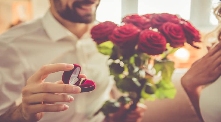Rote Rosen und Verlobungsring