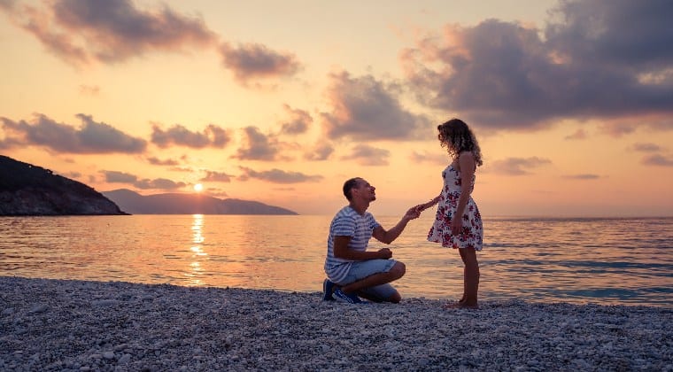 Heiratsantrag Ideen Paar am Strand