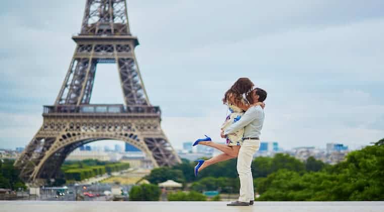 Paar am Eifelturm in Paris