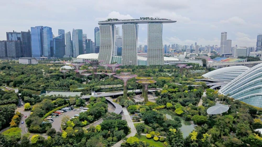 Blick auf das Hotel Marina Bay Sands mit seinem Observation Deck, Singapur, Südostasien