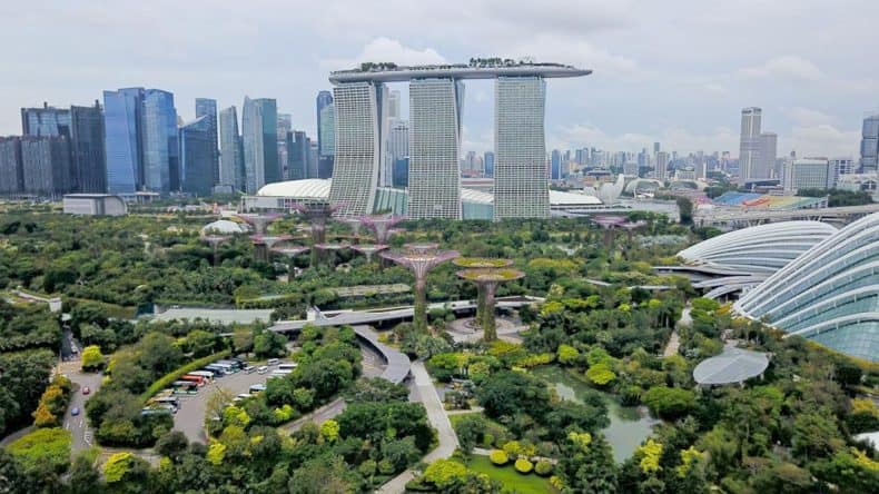 Blick auf das Hotel Marina Bay Sands mit Observation deck in Singapur, Südostasien