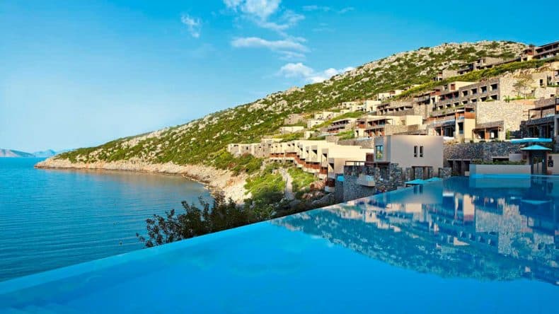 Infinity Pool im Daios Cove Luxury Resort & Villas