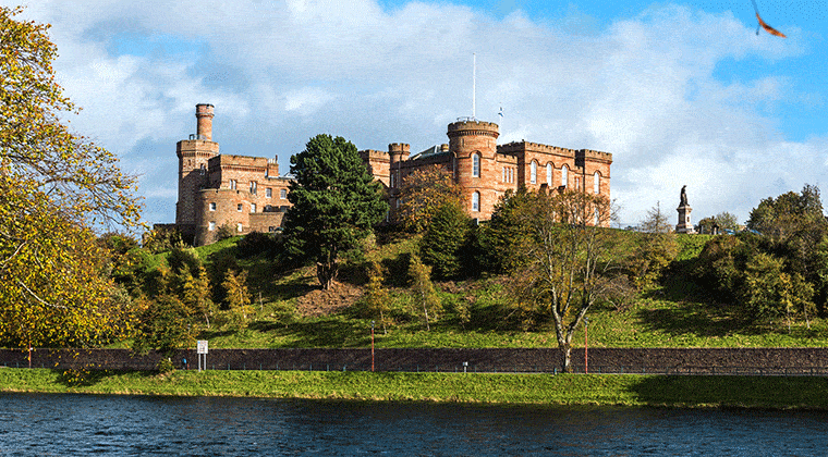 Inverness Castle mit Park und Fluss