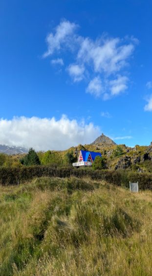 Blick auf die Siedlung Anarstapi auf der Halbinsel Snaefellsnes in Island.