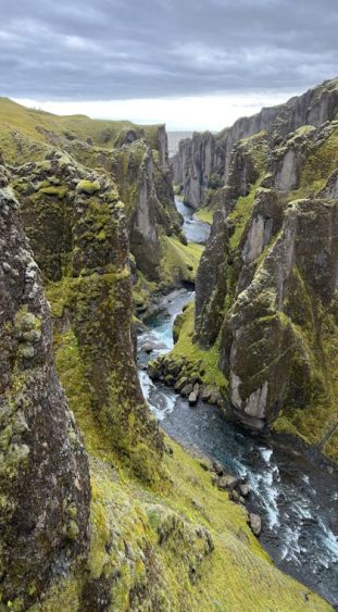 Blick auf die Fjaðrárgljúfur-Schlucht im Süden Islands.