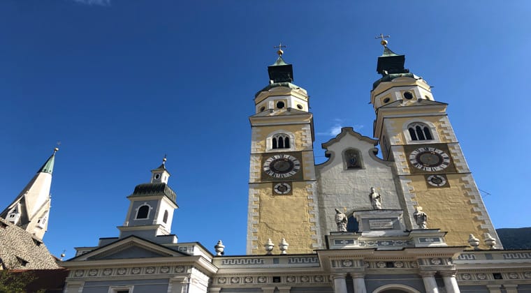 Italien Südtirol Ort Bixen Der Dom und blauer Himmel