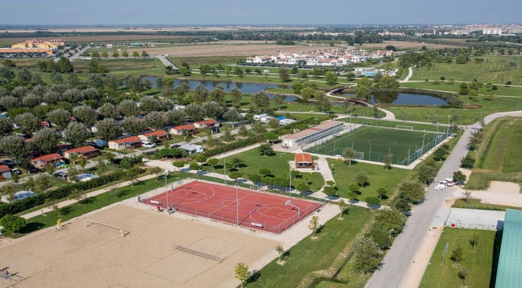Blick auf den Volleballplatz, Tennis- und Fußballplatz des Hotels TUI SUNEO Villaggio Ai Pini in Italien an der Adria im Ort Caorle.