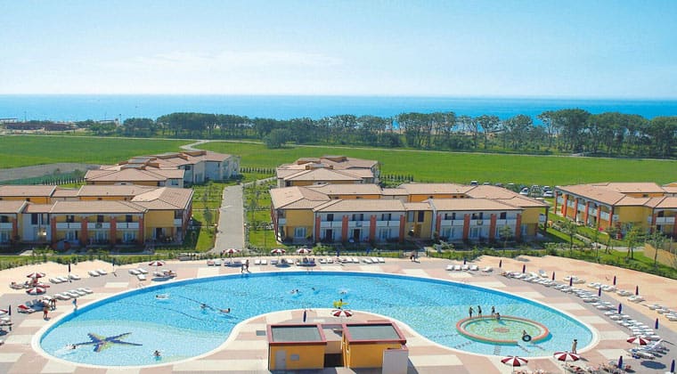 Hotelansicht des Hotels TUI SUNEO Villaggio Ai Pini in Italien an der Adria im Ort Caorle mit Pool
