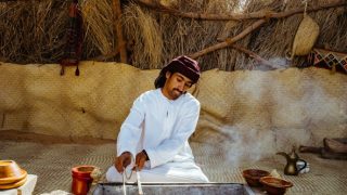 Für arabischen Kaffee werden die Kaffeebohnen in einer Pfanne über dem offenen Feuer geröstet.