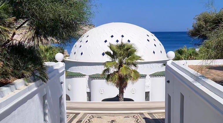 Die weiße Kuppel der Therme Kalithea Springs auf der Insel Rhodos.