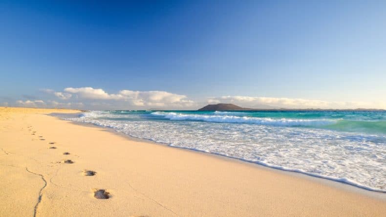 Fuerteventura Corralejo Fußabdrücke im Sand