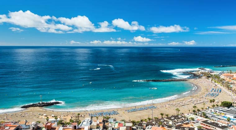 Heller Sand am Strand von Las Vistas Beach auf der Kanareninsel Teneriffa.