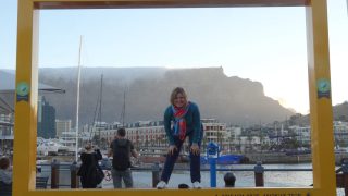 Caro in Kapstadt vor dem berühten Tafelberg