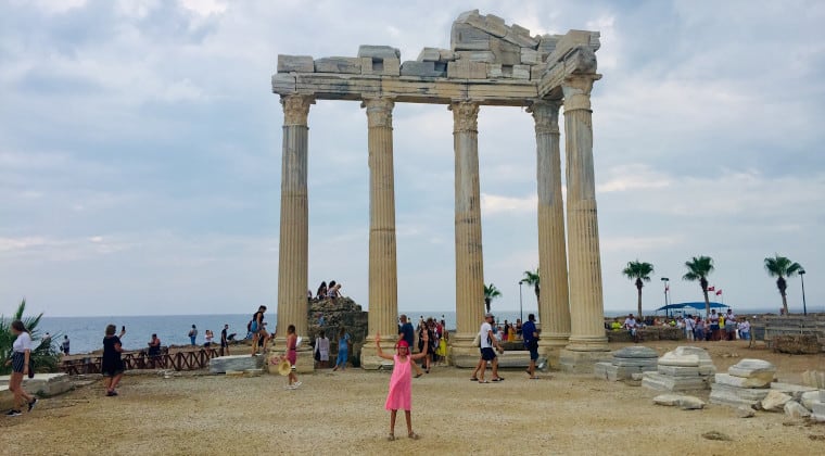 Kind vor Apollon Tempel in Side.