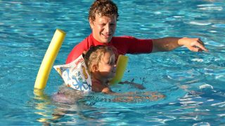Hotelpool schwimmen lernen