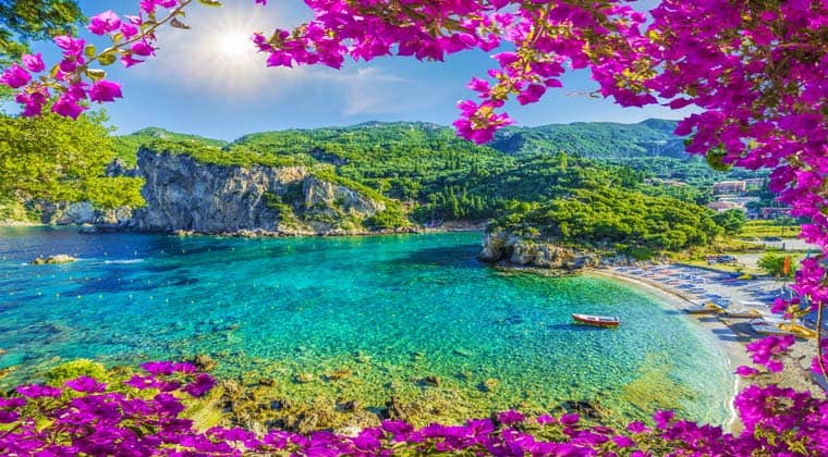 Korfu Strände Sonne mit blauem Himmel und eine wunderschöne Bucht