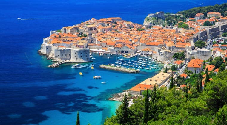 Die Stadt Dubrovnik in Kroatien punktet mit ihrer malerischen Altstadt und Hafen.