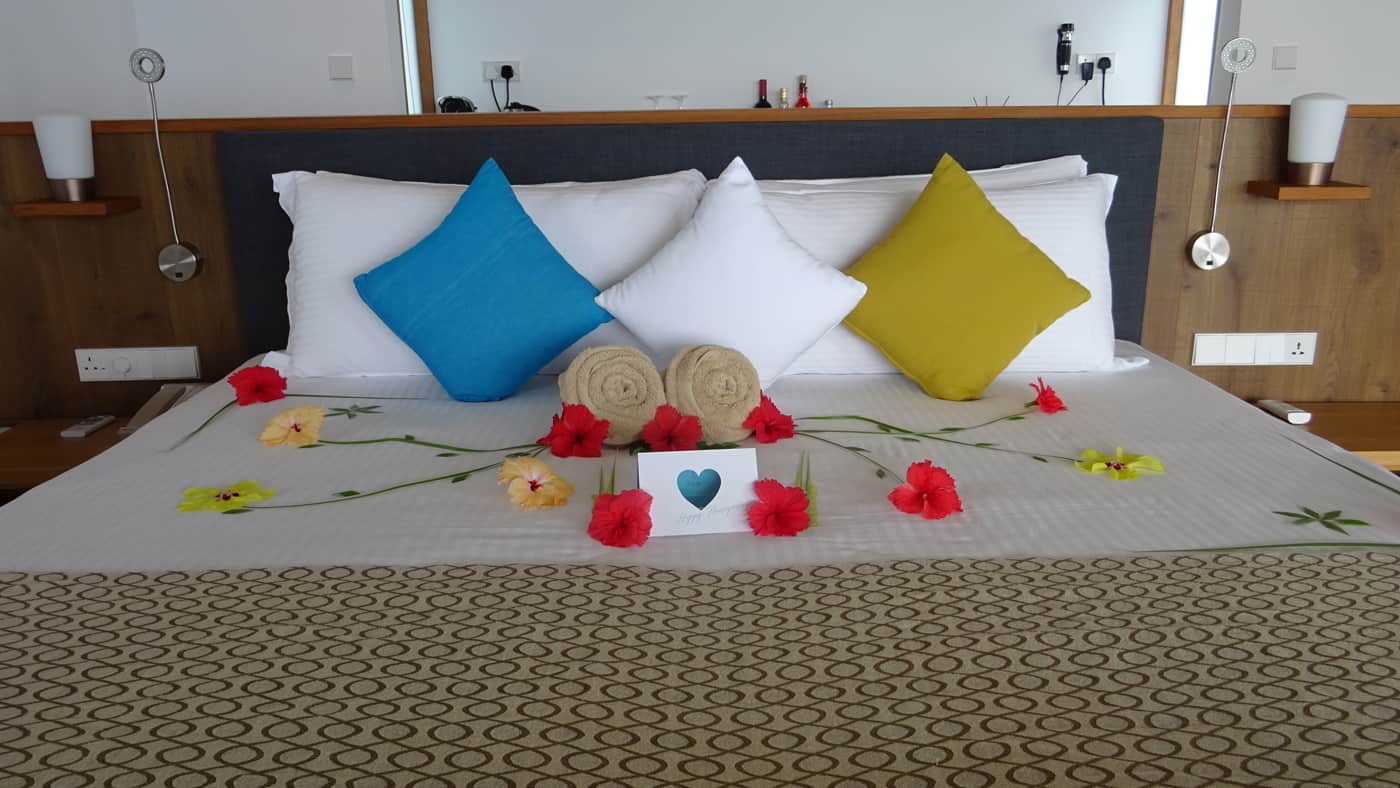 In unserem Wasserbungalow erwartet uns eine tolle Blumendeko