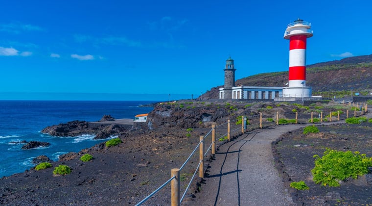 Blick auf den schönen Leuchtturm Faro de Fuencaliente, direkt am Meer gelegen