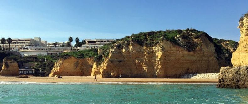 Strand zwischen Felsen in Lagos, Algarve