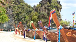 Langboote auf Koh Phi Phi