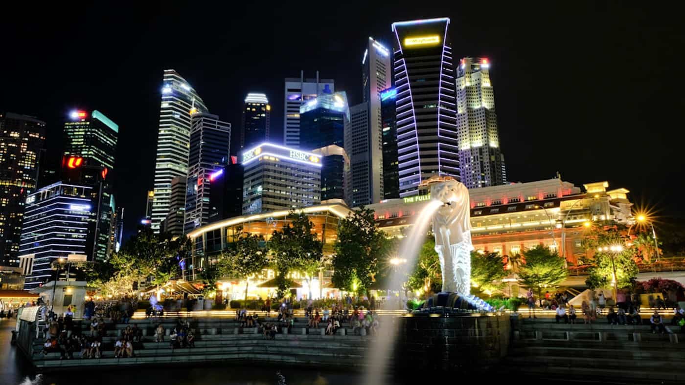 Blick auf den Merlion Platz in Singapur bei Nacht, Singapur, Südostasien