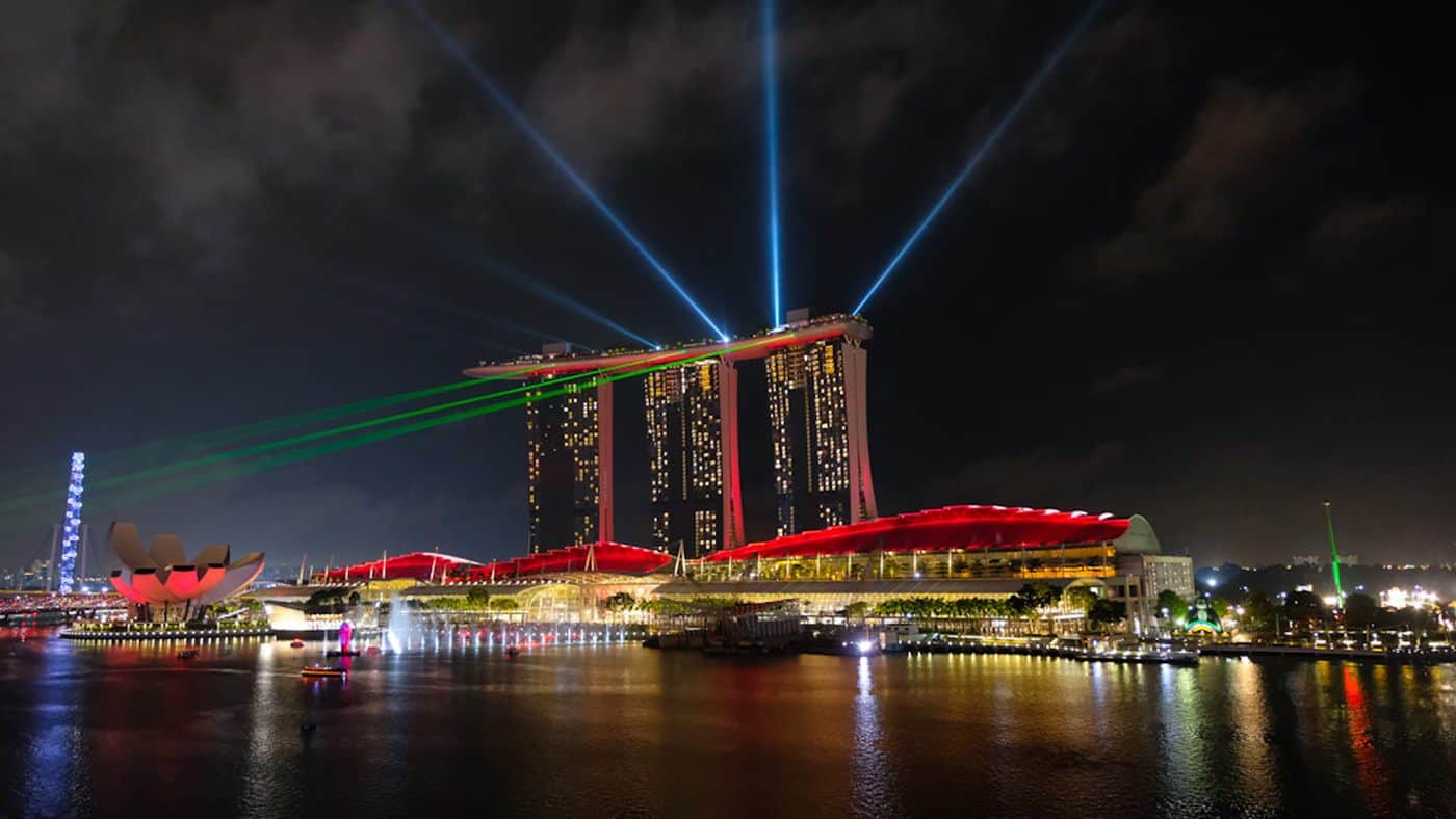 Blick auf die Lasershow am Hotel Marina Bay Sands bei Nacht, Singapur, Südostasien