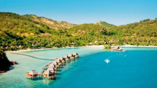 Das 5-Sterne Likuliku Lagoon Resort bietet einige Overwater Bungalows an