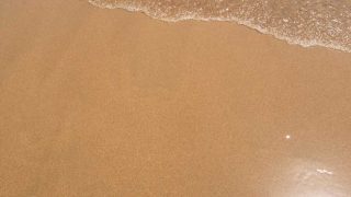 Feinster goldgelber Sandstrand am Praia de Carcavelos von Lissabon