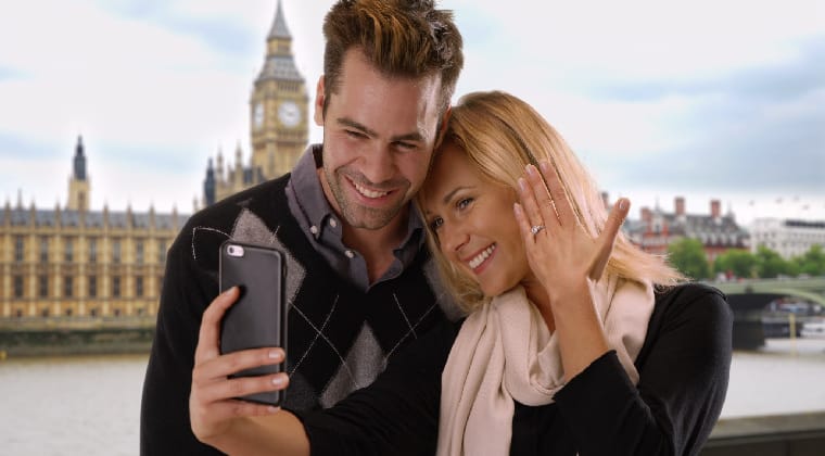 Pärchen macht Selfie in London mit Verlobungsring