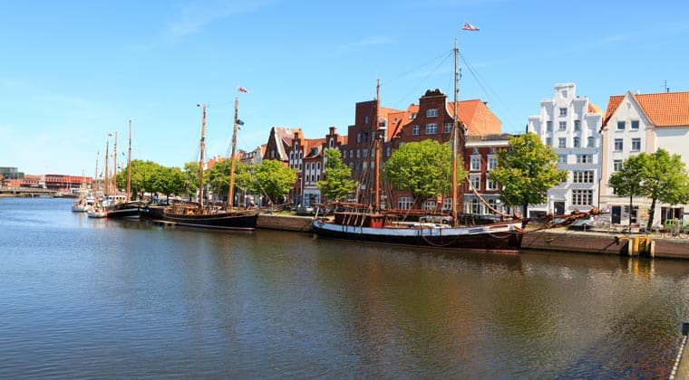 Blick auf den Museumshafen mit seinen Segelschiffen