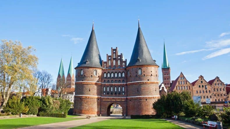 Blick auf das Holstentor in Lübeck