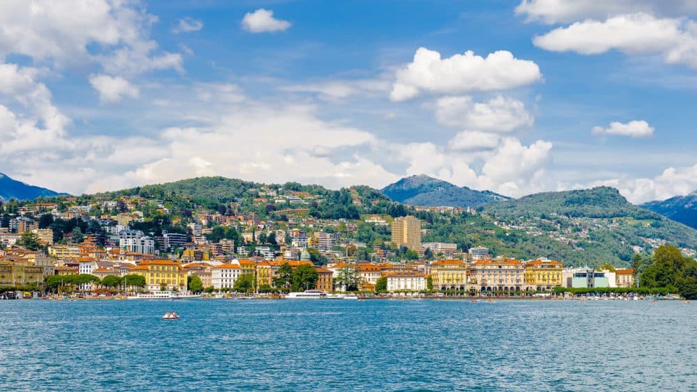 und die Piazza della Riforma, der Hauptplatz Luganos mit seinen zahlreichen Restaurants und Cafés